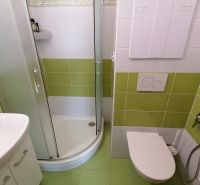 2 izbový byt na prenájom Vrútky, zariadený - Kúpeľňa so sprchovacím kútom a zelenými dlažbami v 2-izbovom byte.