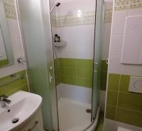 2 izbový byt na prenájom Vrútky, zariadený - Kúpeľňa so sprchovým kútom a zelenými obkladmi v 2-izbovom byte.
