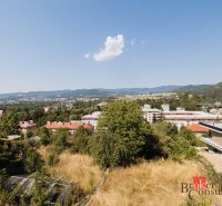 VZÁCNA ADRESA NA KOMENSKÉHO ULICI - MIESTO PRE DVE GENERÁCIE JEDNEJ RO - Výhľad na rodinný dom v Banskej Bystrici na Komenského ulici a okolité kopce.