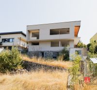 VZÁCNA ADRESA NA KOMENSKÉHO ULICI - MIESTO PRE DVE GENERÁCIE JEDNEJ RO - Rodinný dom na Komenského ulici v Banskej Bystrici s neudržiavanou záhradou a skleníkom.