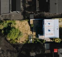 VZÁCNA ADRESA NA KOMENSKÉHO ULICI - MIESTO PRE DVE GENERÁCIE JEDNEJ RO - Pohľad zhora na rodinný dom s dvorom na Komenského ulici v Banskej Bystrici.
