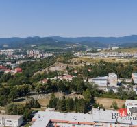 VZÁCNA ADRESA NA KOMENSKÉHO ULICI - MIESTO PRE DVE GENERÁCIE JEDNEJ RO - Pohľad na panorámu Banskej Bystrice z Komenského, vidieť rodinné domy a prírodu.