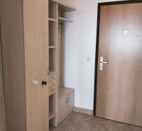 Prenájom dvoch 2-izbových bytov vedľa seba, Martin - centrum - Vstupná chodba so skrinkami a vešiakovou stenou v 2-izbovom byte.