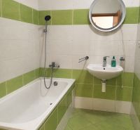 Prenájom dvoch 2-izbových bytov vedľa seba, Martin - centrum - Kúpeľňa v 2-izbovom byte so smaragdovo-zelenými kachličkami a okrúhlym zrkadlom.