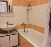 Prenájom dvoch 2-izbových bytov vedľa seba, Martin - centrum - Kúpeľňa v 2-izbovom byte s vaňou a oranžovo-bielymi obkladmi.