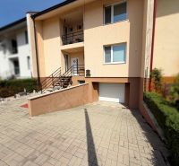 Ponúkam na predaj veľký 4i rodinný dom v tichej slepej ulici - Rodinný dom na ulici Vajka nad Žitavou v Lúčnici nad Žitavou s terasou a garážou.