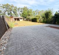Ponúkam na predaj veľký 4i rodinný dom v tichej slepej ulici - Dvor rodinného domu na ulici Vajka nad Žitavou v meste Lúčnica nad Žitavou s trávnikom.