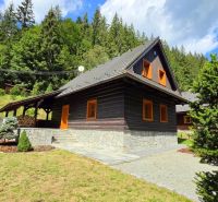 Útulná 4i chalupa pri potoku – Jarabá, Nízke Tatry - V Jarabe sa nachádza chata obklopená lesom, s dreveným obkladom a kamenným základom.