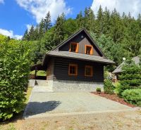 Útulná 4i chalupa pri potoku – Jarabá, Nízke Tatry - Chata v Jarabej obklopená lesom, prírodné prostredie a modrá obloha.