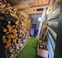 Útulná 4i chalupa pri potoku – Jarabá, Nízke Tatry - Drevený interiér chaty so zásobou dreva a náradím.