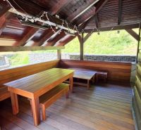 Útulná 4i chalupa pri potoku – Jarabá, Nízke Tatry - Exteriér chaty v Jarabej s dreveným prístreškom a posedením.