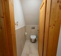Útulná 4i chalupa pri potoku – Jarabá, Nízke Tatry - Interiér chaty s WC, svetlé dlaždice a drevené obloženie stien dverí.