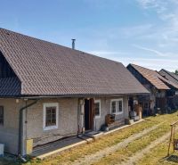 Rezervované - Tradičná drevenica s potenciálom v Žabokrekoch - Rodinný dom v Žabokrekoch s veľkou záhradou a tradičnou strechou.