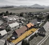 Rezervované - Tradičná drevenica s potenciálom v Žabokrekoch - Letecký pohľad na rodinné domy v Žabokrekoch obklopené poľami a horami.