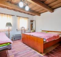 Rezervované - Tradičná drevenica s potenciálom v Žabokrekoch - Spálňa v rodinnom dome s dreveným stropom a pohodlnými posteľami.