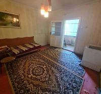 RD Otrokovce 1071m pozemok - Izba v rodinnom dome s kobercami, osvetlením a sedačkou.