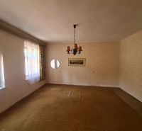 RD Otrokovce 1071m pozemok - Interiér rodinného domu s kobercovou podlahou, svetlom a záclonami na oknách.