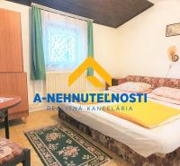 Výborná investičná príležitosť na podnikanie, či bývanie. - Spálňa v rodinnom dome s kobercom, posteľou a dreveným stolom.