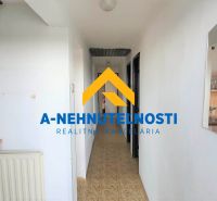 Výborná investičná príležitosť na podnikanie, či bývanie. - Chodba v rodinnom dome s radiátorom a zrkadlom na stene.