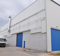 Priemyselná hala 2 500 m²  SKLADOVANIE, VÝROBA, LOGISTIKA - Výrobné priestory na Priemyselnej v Galante s kamiónom pred modrými bránami.
