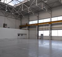 Priemyselná hala 2 500 m²  SKLADOVANIE, VÝROBA, LOGISTIKA - Výrobné priestory s vysokým stropom, oknami a betónovou podlahou.