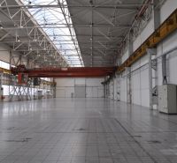 Priemyselná hala 2 500 m²  SKLADOVANIE, VÝROBA, LOGISTIKA - Priestranné výrobné priestory s vysokým stropom a betónovou podlahou.