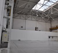Priemyselná hala 2 500 m²  SKLADOVANIE, VÝROBA, LOGISTIKA - Interiér výrobných priestorov s vysokým stropom, podlahou a prirodzeným svetlom zo strechy.