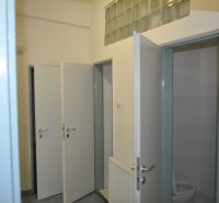 Priemyselná hala 2 500 m²  SKLADOVANIE, VÝROBA, LOGISTIKA - Otvorené dvere na toalete vo výrobných priestoroch s dlažbou a umývadlom.