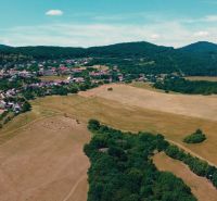 POZEMOK NA VÝSTAVBU PODHRADIE - Letecký pohľad na rozľahlé pozemky vhodné na bývanie v Podhradí.