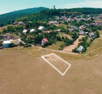 POZEMOK NA VÝSTAVBU PODHRADIE - Malebná krajina Podhradie, pozemky na bývanie zasadené do zelených kopcov.