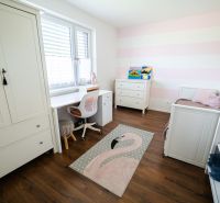 Na predaj 5i rodinný dom, novostavba, Vráble, pozemok 1200m2 - Detská izba s bielym nábytkom a podlahou s dreveným dekorom v rodinnom dome.