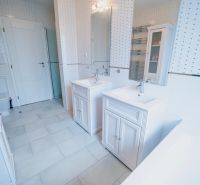 Na predaj 5i rodinný dom, novostavba, Vráble, pozemok 1200m2 - Kúpeľňa s dvomi umývadlami, vaňou a dlažbou v rodinnom dome.