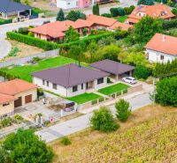 Na predaj 5i rodinný dom, novostavba, Vráble, pozemok 1200m2 - Letecký pohľad na rodinné domy na Družstevnej ulici vo Vrábľoch obklopené zeleňou a zeleňou.