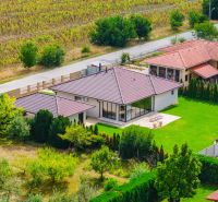 Na predaj 5i rodinný dom, novostavba, Vráble, pozemok 1200m2 - Rodinný dom na Družstevnej ulici vo Vrábľoch s udržiavanou záhradou a okolím.