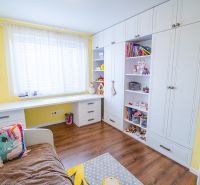 Na predaj 5i rodinný dom, novostavba, Vráble, pozemok 1200m2 - Detská izba s posteľou, policovou skriňou a podlahou s dreveným dekorom v rodinnom dome.