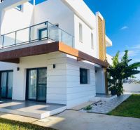 MODERNÁ VILA 3+1 S VÝHĽADOM NA MORE A HORY | YENİ BOĞAZİÇİ, - Rodinný dom v Yeni Boğaziçi s terasou, trávnikom a palmami v záhrade.