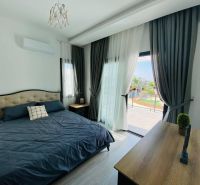 MODERNÁ VILA 3+1 S VÝHĽADOM NA MORE A HORY | YENİ BOĞAZİÇİ, - Spálňa v rodinnom dome s veľkou posteľou a podlahou s dreveným dekorom.