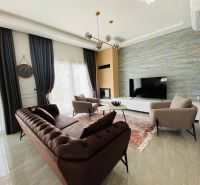MODERNÁ VILA 3+1 S VÝHĽADOM NA MORE A HORY | YENİ BOĞAZİÇİ, - Obývacia izba v rodinnom dome s luxusnou pohovkou, koberec a veľká televízia.