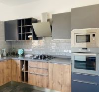 MODERNÁ VILA 3+1 S VÝHĽADOM NA MORE A HORY | YENİ BOĞAZİÇİ, - Kuchyňa s podlahou s dreveným dekorom a šedými skrinkami v rodinnom dome.