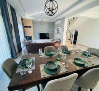 MODERNÁ VILA 3+1 S VÝHĽADOM NA MORE A HORY | YENİ BOĞAZİÇİ, - Jedáleň v rodinnom dome s elegantnou tmavou výbavou a šiestimi stoličkami.