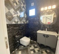 MODERNÁ VILA 3+1 S VÝHĽADOM NA MORE A HORY | YENİ BOĞAZİÇİ, - Kúpeľňa v rodinnom dome s tmavým obložením a geometrickými vzormi na stenách.