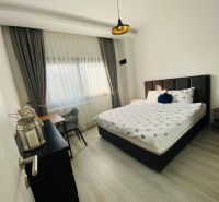 MODERNÁ VILA 3+1 S VÝHĽADOM NA MORE A HORY | YENİ BOĞAZİÇİ, - Spálňa s posteľou, písacím stolom a podlahou s dreveným dekorom v rodinnom dome.