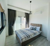 MODERNÁ VILA 3+1 S VÝHĽADOM NA MORE A HORY | YENİ BOĞAZİÇİ, - Spálňa s veľkým oknom, závesmi a podlahou s dreveným dekorom v rodinnom dome.