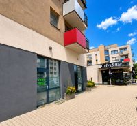 STUPAVA |OBCHODNÝ PRIESTOR S VEĽKÝM POTENCIÁLOM |2 VSTUPY |STROPY 5,6m - Exteriér obchodných priestorov na Okružnej ulici v Stupave.