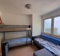 Na predaj zaujímavá nehnuteľnost na skok od Eurovea v k.ú. Nivy  - Izba s poschodovou posteľou, rozkladacou pohovkou a policovým regálom v rodinnom dome.