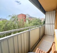 Na predaj úplne nový 1i byt od architekta v tichej časti Dúbravky - Balkón 1-izbového bytu na Sekurisovej ulici v Bratislave - Dúbravka s výhľadom na zeleň.