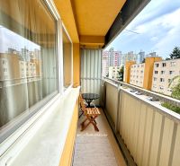 Na predaj úplne nový 1i byt od architekta v tichej časti Dúbravky - Balkón s posedením na Sekurisovej ulici v 1-izbovom byte v Bratislave - Dúbravke.