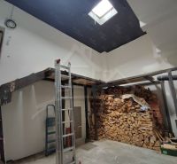 INVESTIČNÁ PRÍLEŽITOSŤ: Flexibilný objekt na bývanie aj podnikanie15 m - Rodinný dom s drevenými trámami a uskladneným drevom v interiéri.