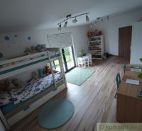 INVESTIČNÁ PRÍLEŽITOSŤ: Flexibilný objekt na bývanie aj podnikanie15 m - Detská izba s poschodovou posteľou, písacím stolom a podlahou s dreveným dekorom.