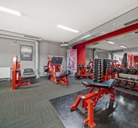 Na predaj PRIESTRANNÉ FITNESS CENTRUM na LUKRATÍVNEJ ADRESE RUŽINOVA - Fitness centrum s posilňovacími strojmi a vybavením, Obchodné priestory.